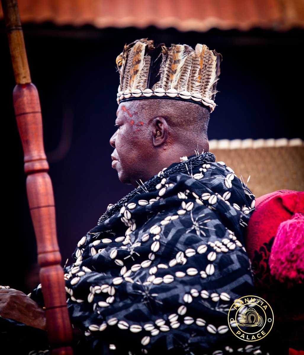 Behold the regal splendour of Asantehene’s attire today!!

cc/📷: Manhyia Palace - Opemsuo Radio 

#opemsuoradio