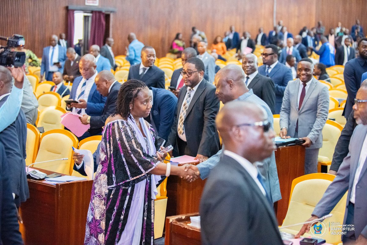 kazwazwa77234's tweet photo. Honorable Dominique MUNONGO a été toujours à l'écoute de ses collègues députés avant chaque plénière comme dans son bureau de travail. https://t.co/DEDJzRyFOk