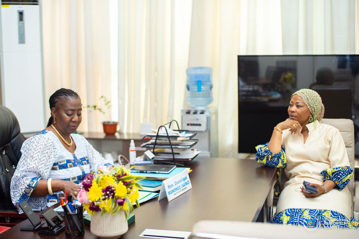 Honorable Dominique MUNONGO a été toujours à l'écoute de ses collègues députés avant chaque plénière comme dans son bureau de travail.