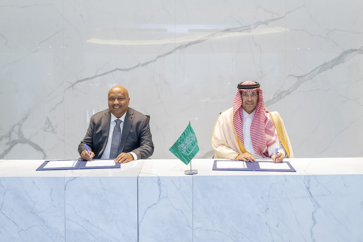 Takween_AI's tweet image. أبرم سعادة الرئيس التنفيذي لـ #مدن المهندس ماجد العرقوبي اتفاقية تحالف مع شركتي @asasco_sa و @Takween_AI ، لتأسيس مركز مدن للتميز في الذكاء الاصطناعي (AICE)، في خطوة نوعية تفتح أبواب الابتكار أمام المستثمرين، وتقديم خدمات الذكاء الاصطناعي، وتوفير حلول ذكية لدعم الكفاءة التشغيلية.