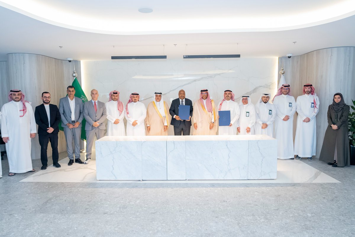 Takween_AI's tweet image. أبرم سعادة الرئيس التنفيذي لـ #مدن المهندس ماجد العرقوبي اتفاقية تحالف مع شركتي @asasco_sa و @Takween_AI ، لتأسيس مركز مدن للتميز في الذكاء الاصطناعي (AICE)، في خطوة نوعية تفتح أبواب الابتكار أمام المستثمرين، وتقديم خدمات الذكاء الاصطناعي، وتوفير حلول ذكية لدعم الكفاءة التشغيلية.