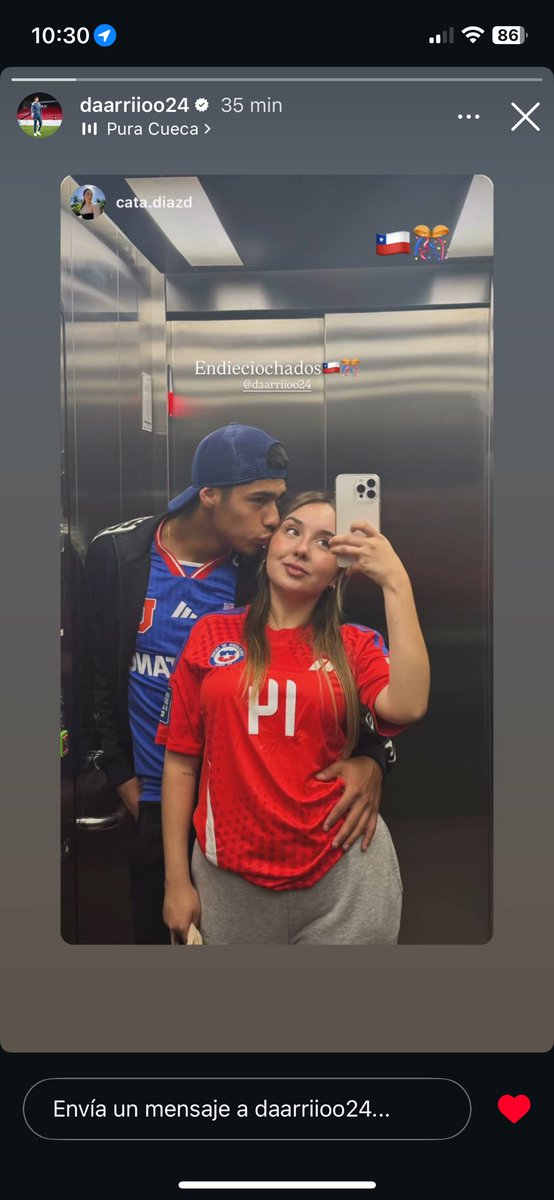 AlexiisAzUl's tweet photo. Todos somos Darío hoy, con la bullanguera puesta desde temprano. 🤘

#VamosLaU conchetumareeeeeeeeeeee 💙❤️ https://t.co/tUgyejRiMv
