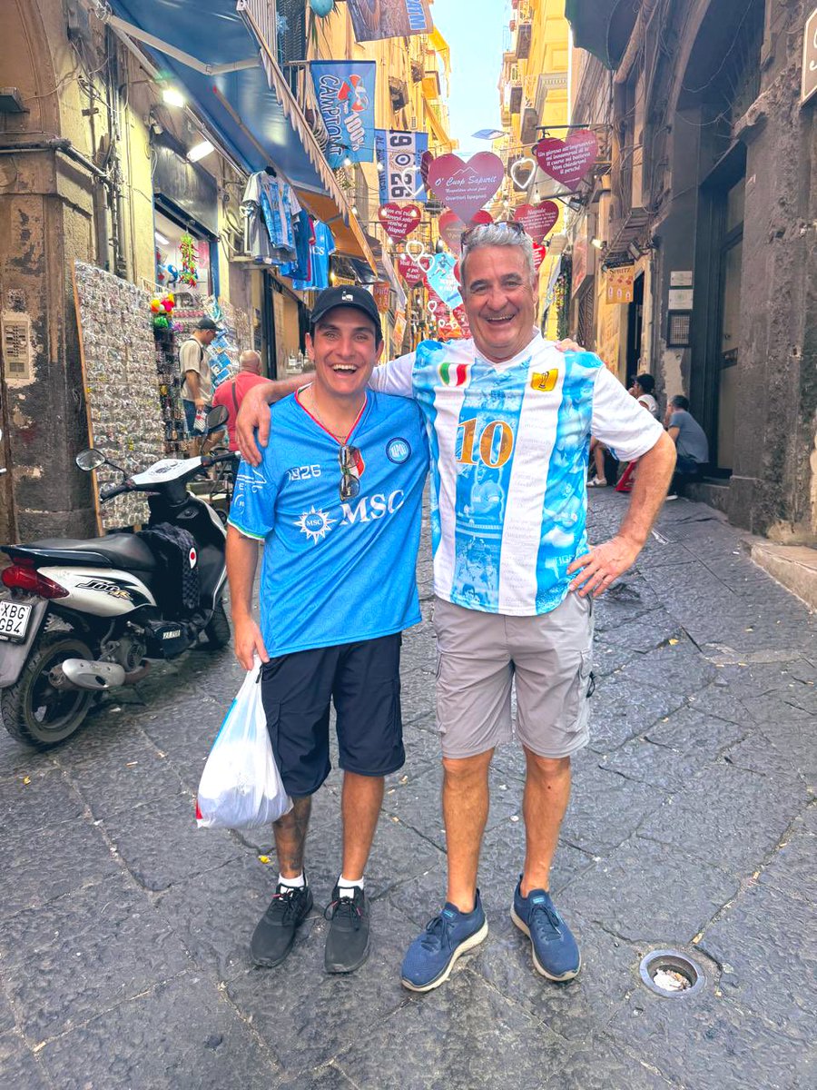 Con el legado Maradoneano del recordado Darwin, en Nápoles haciendo el recorrido de los homenajes constantes al 1️⃣0️⃣, los genios de Bran y Nelson no dejan de emocionarnos y seguir con ese hermoso plan de todos juntos “Maradonicemos al Mundo”