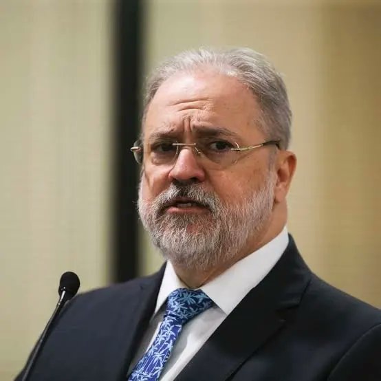 Parece que a lua de mel da oposição acabou, e sem direito a café da manhã. Flávio Dino acaba de abrir inquérito contra a gestão Bolsonaro na pandemia, aquela mesma que Aras blindou com tanto carinho enquanto 700 mil morriam.  O mito vai ter que explicar onde enfiou a cloroquina…