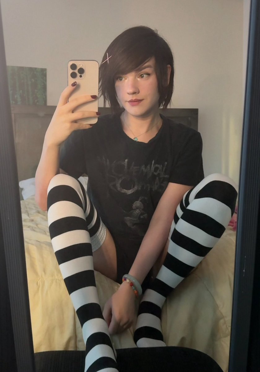 Let’s listen to MCR òwó 

#femboy #feminineboy #emoboy #egirl #mcr #cuteboy #gay