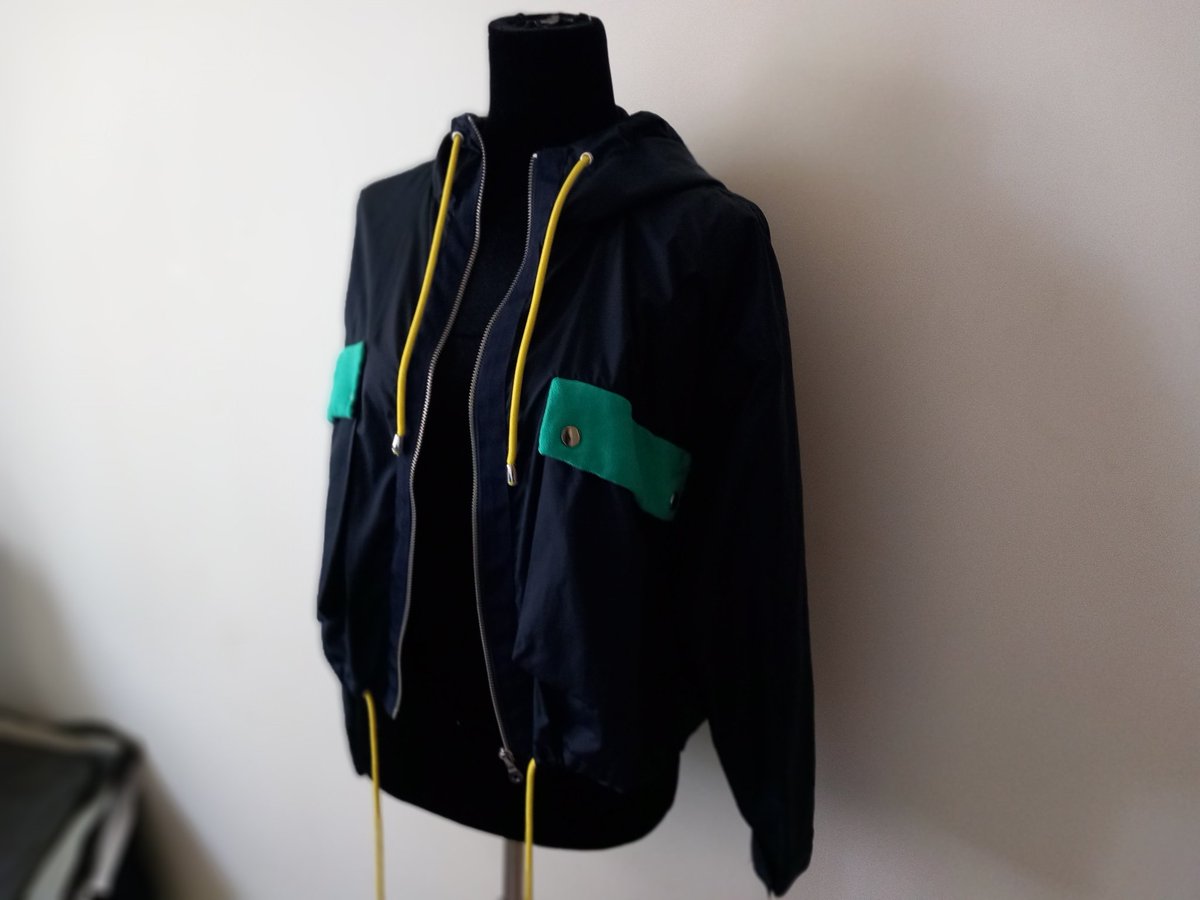 MoriPerri's tweet image. 💥💥💥 Disponible 💥💥💥

Cortavientos " Perra de Agua"

Diseño único ⚡️

Cortavientos azul marino talla M-S ♻️

Falta poco para el otoño, así que una manguita habrá que ponerse...🐆

#perra_mendez #ropacreativa #modarock #modacreativa #modaunderground #chaquetas #impermeable