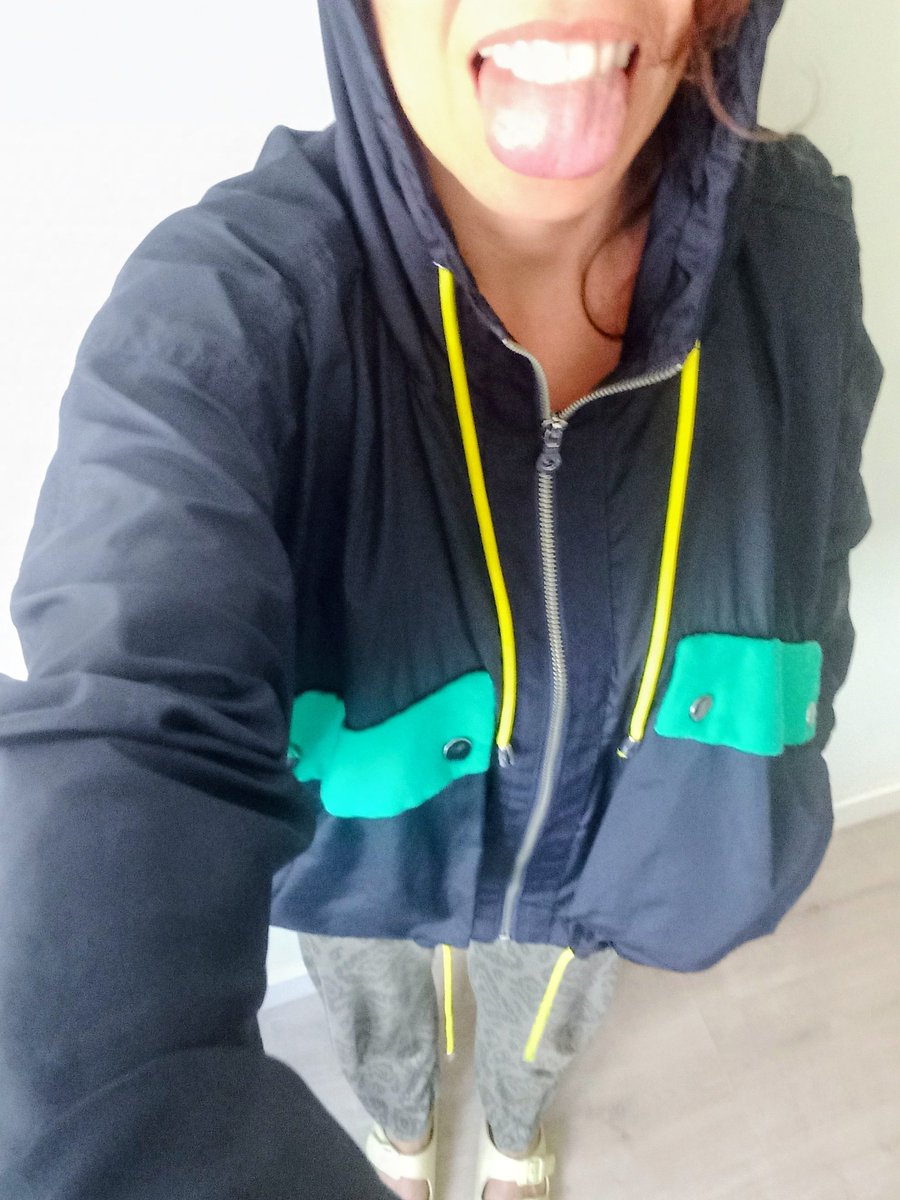 MoriPerri's tweet image. 💥💥💥 Disponible 💥💥💥

Cortavientos " Perra de Agua"

Diseño único ⚡️

Cortavientos azul marino talla M-S ♻️

Falta poco para el otoño, así que una manguita habrá que ponerse...🐆

#perra_mendez #ropacreativa #modarock #modacreativa #modaunderground #chaquetas #impermeable