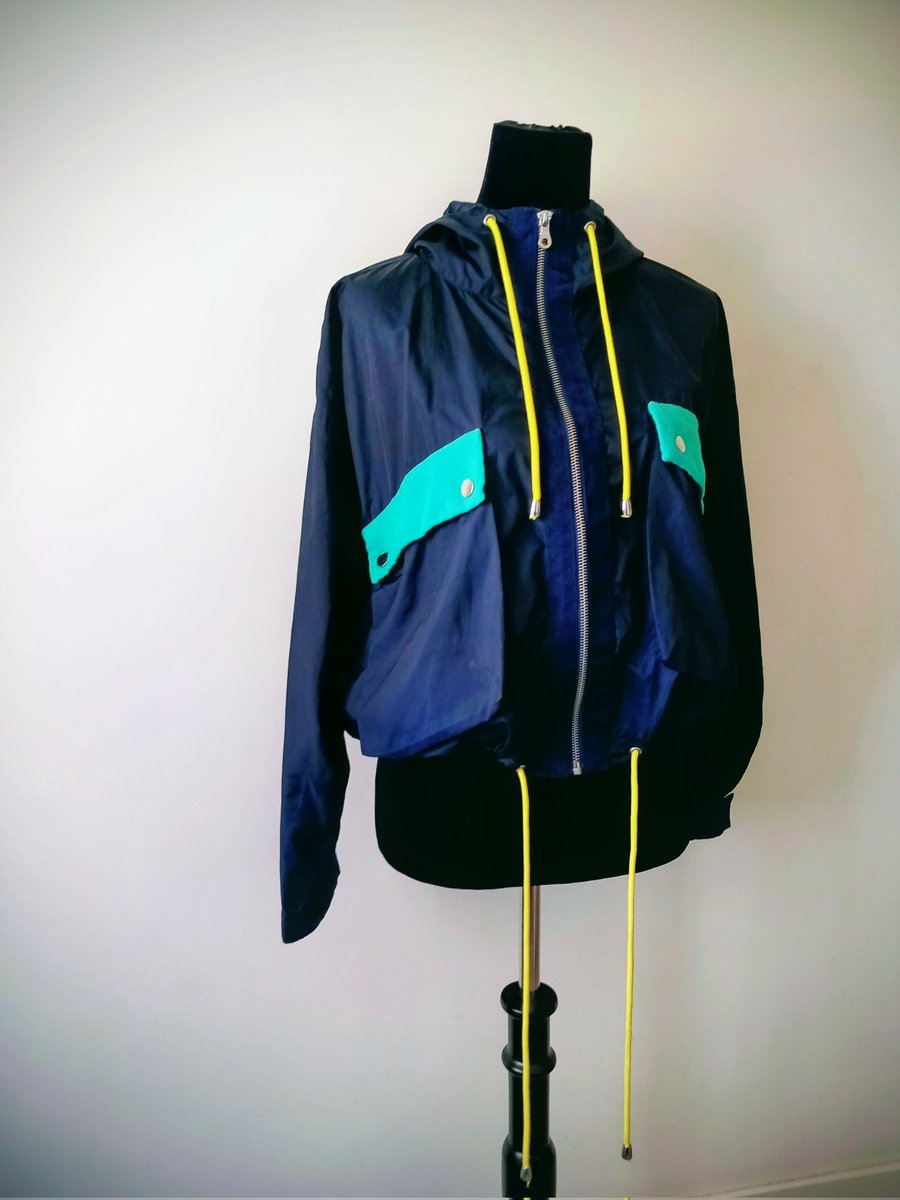 MoriPerri's tweet image. 💥💥💥 Disponible 💥💥💥

Cortavientos " Perra de Agua"

Diseño único ⚡️

Cortavientos azul marino talla M-S ♻️

Falta poco para el otoño, así que una manguita habrá que ponerse...🐆

#perra_mendez #ropacreativa #modarock #modacreativa #modaunderground #chaquetas #impermeable