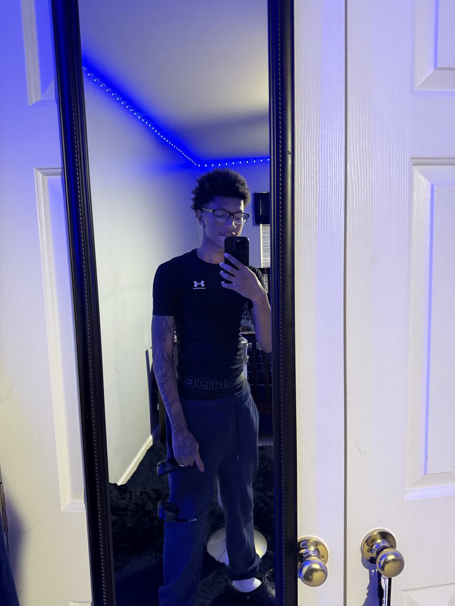 imanipulatehoes's tweet photo. neck tat it is soon https://t.co/gELqZMC6mS