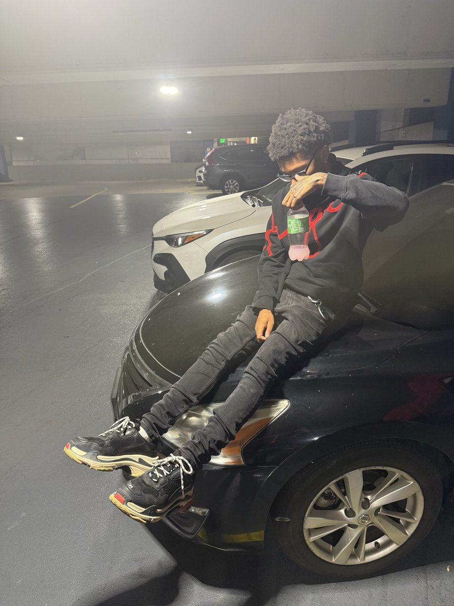 imanipulatehoes's tweet photo. neck tat it is soon https://t.co/gELqZMC6mS
