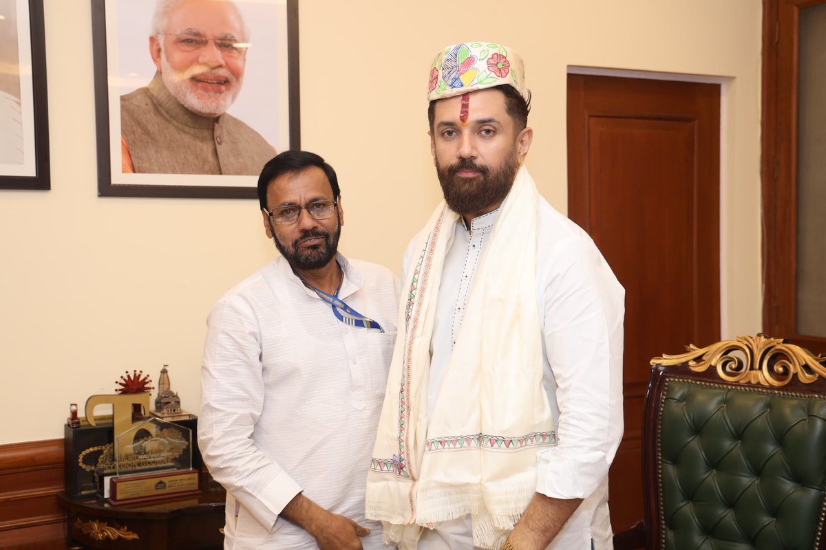 LJP4India's tweet photo. आज नई दिल्ली के पंचशील भवन में दरभंगा जिला के जिलाध्यक्ष श्री देवेंद्र झा जी ने पार्टी के राष्ट्रीय अध्यक्ष सह केंद्रीय मंत्री आदरणीय श्री @iChiragPaswan जी से मुलाकात की। https://t.co/d0Z5MXarpo