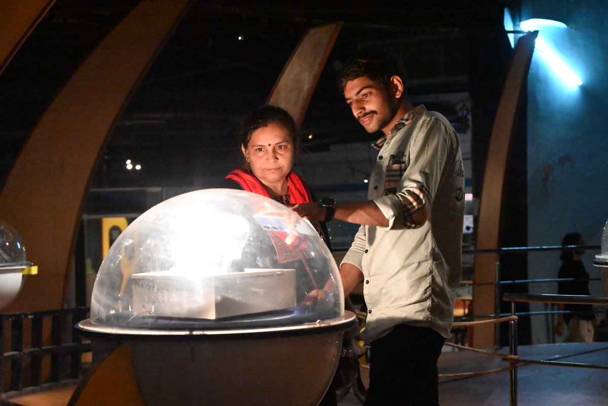GujScienceCity's tweet photo. વિજ્ઞાનના અદ્દભુત પ્રદર્શનોથી લઈને અંતરિક્ષના રહસ્યો સુધી, દરેક પગલે નવી જ ઉત્સુકતા! સાયન્સ સિટીના હૉલ ઑફ સાયન્સ એન્ડ સ્પેસ ખાતે મુલાકાતીઓએ વિવિધ અંતરિક્ષ વિષયક પ્રદર્શનો, સાયન્સ મૉડેલ્સને જોયા અને જ્ઞાનવર્ધન કર્યું
#Science #Space #HallOfScience #Inspiration #Explore
@cmogujarat @narendramodi @indiadst @InfoGujarat @infogujcost @drvrajesh