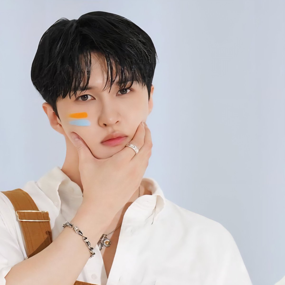 얘들아 근데 울옵님 이번 프레임 얼굴 ㄴㅁ잘생기지않았냐 앙나좋아🥹🫶🏻💛 얼굴 관리 진짜 너무 잘됫은🥹••••💛💛 기 ㅈㄴ살고 국현미랑 파브르에 전화해서 이 조각상 먼저 데려가는 미술관이  감다살이라고 할거