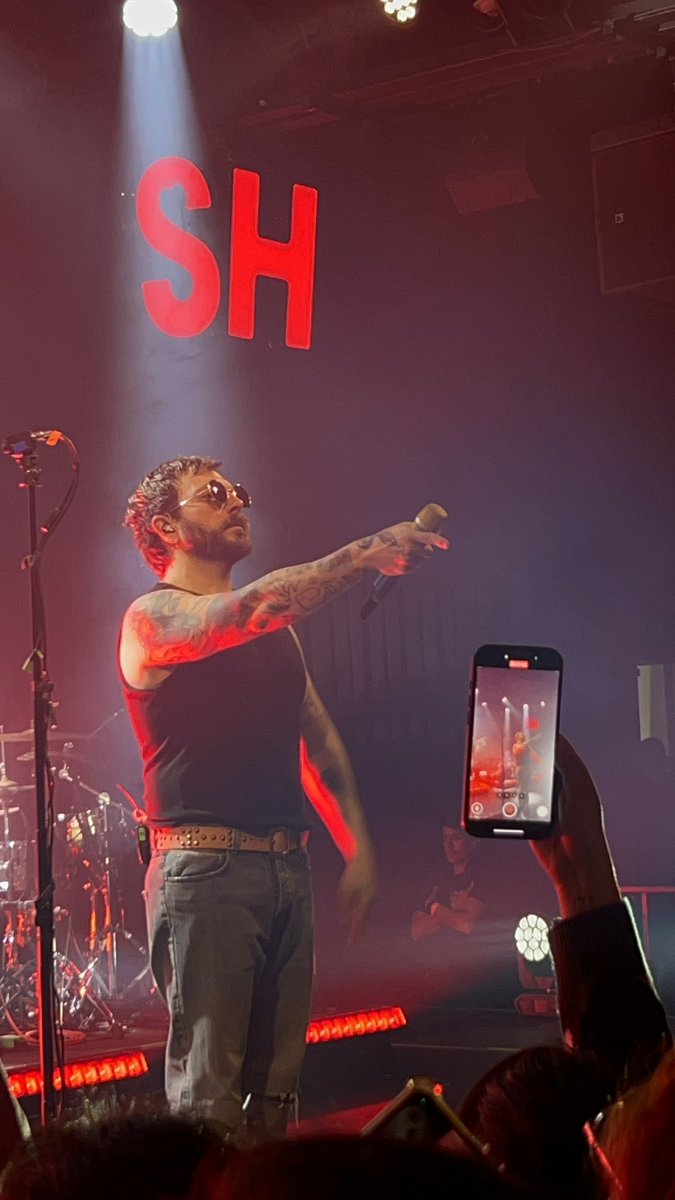 Ayer, una vez más la música me salvó.

Gracias <a href="/elsabinox/">Pablotaz</a>  por ese concierto que no sabía que necesitaba.

Llevo meses en depresión, pero poco a poco voy saliendo y ayer gritando “Me siento bien… me siento vivo”
Quise continuar en este mundo ❤️‍🩹🫂