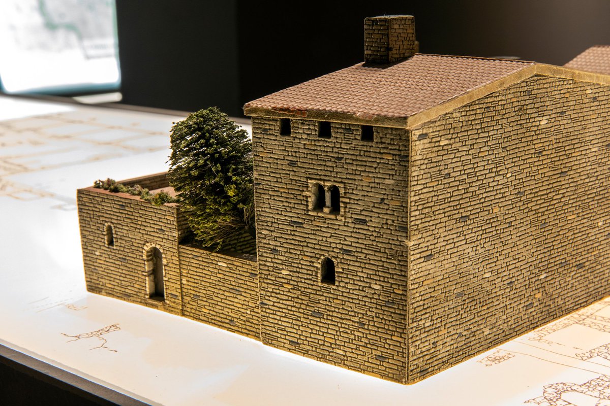 Entre els usos que ha tingut l’edifici de l'actual <a href="/mhistoria_gi/">Museu d'Història de Girona</a>  hi ha el d’un veritable palau gòtic propietat dels Cartellà, llinatge que va romandre al casal del carrer de la Força, entre 1471 i 1733.
#quanelmuseunoeramuseu