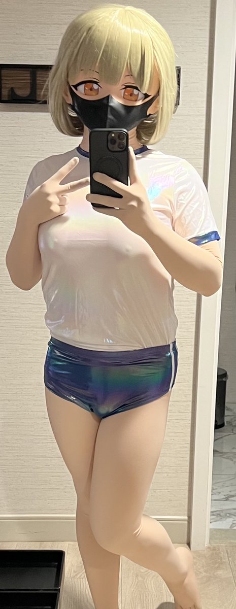 刚坐完15小时飞机和2小时大巴，一到酒店就开始变娃，差点死在头壳里面了。从来没有过的感觉，好爽
#kigurumi