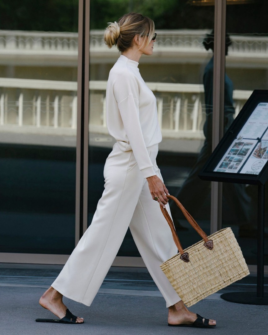 SwimwearWorld's tweet image. On the move, but make it chic 🍂
.
.
.#ChicAndEffortless #ModernMinimalism #StreetStyleDiaries #CoastalChic #CityStyle #EverydayElegance #LessButBetter #RefinedStyle #SwimwearWorld #ElevatedEveryday instagr.am/p/DOvuS8zDCY_/