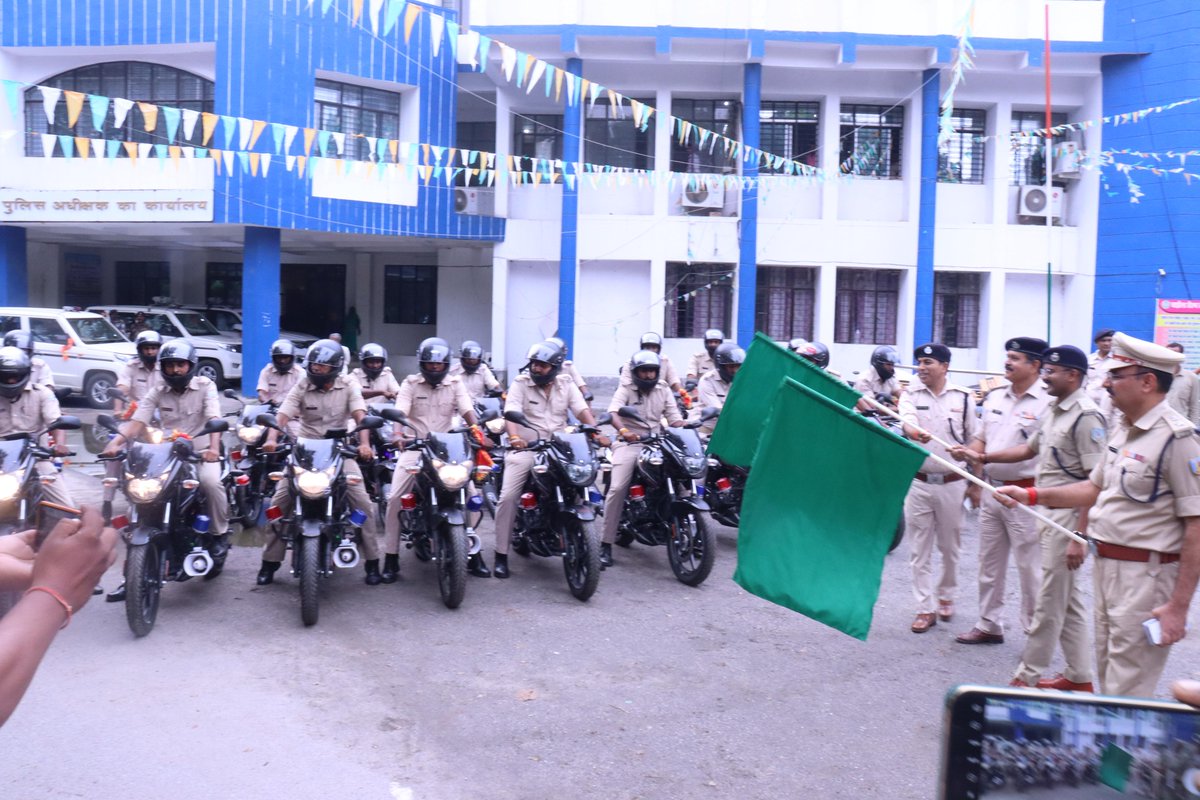 spkoderma1's tweet image. #कोडरमा_पुलिस
पुलिस मुख्यालय द्वारा आवंटित मोटरसाइकिल को पुलिस अधीक्षक महोदय,कोडरमा के द्वारा  जिलें में पुलिस व्यवस्था को और अधिक सुदृढ़ एवं प्रभावी बनाने के उद्देश्य से हरी झंडी दिखाकर थाना के लिए रवाना किया गया । @JharkhandPolice @DigHazaribagh @dckoderma
