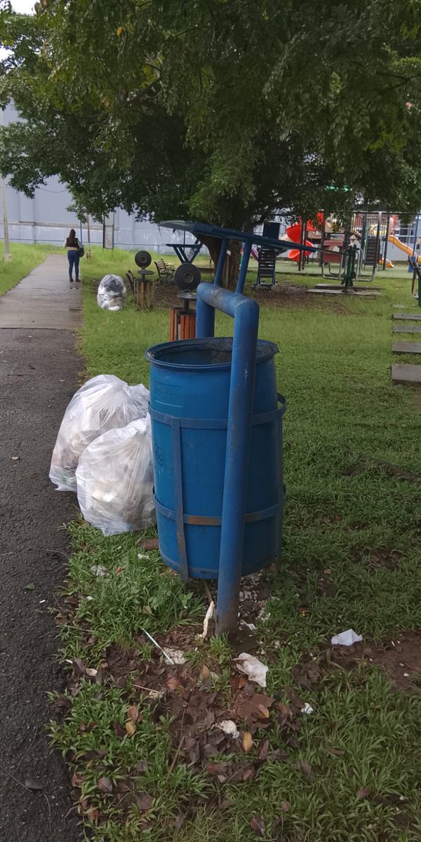 Labores de aseo y vaciado de tanques de basura en el parque central de Brisas del Golf.