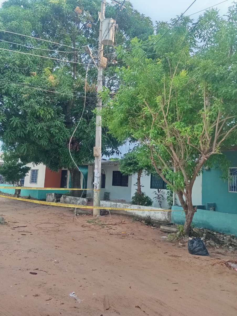 ⚠️ Alerta en Malambo
Línea de energía reventada en Carrera 1C2 #17-31, barrio Paraíso.
Peligro para peatones y vehículos.
🚨 Se requiere atención urgente de la empresa de energía. <a href="/Aire_Energia/">Air-e Intervenida</a> 
#Malambo #Emergencia #Leolodice