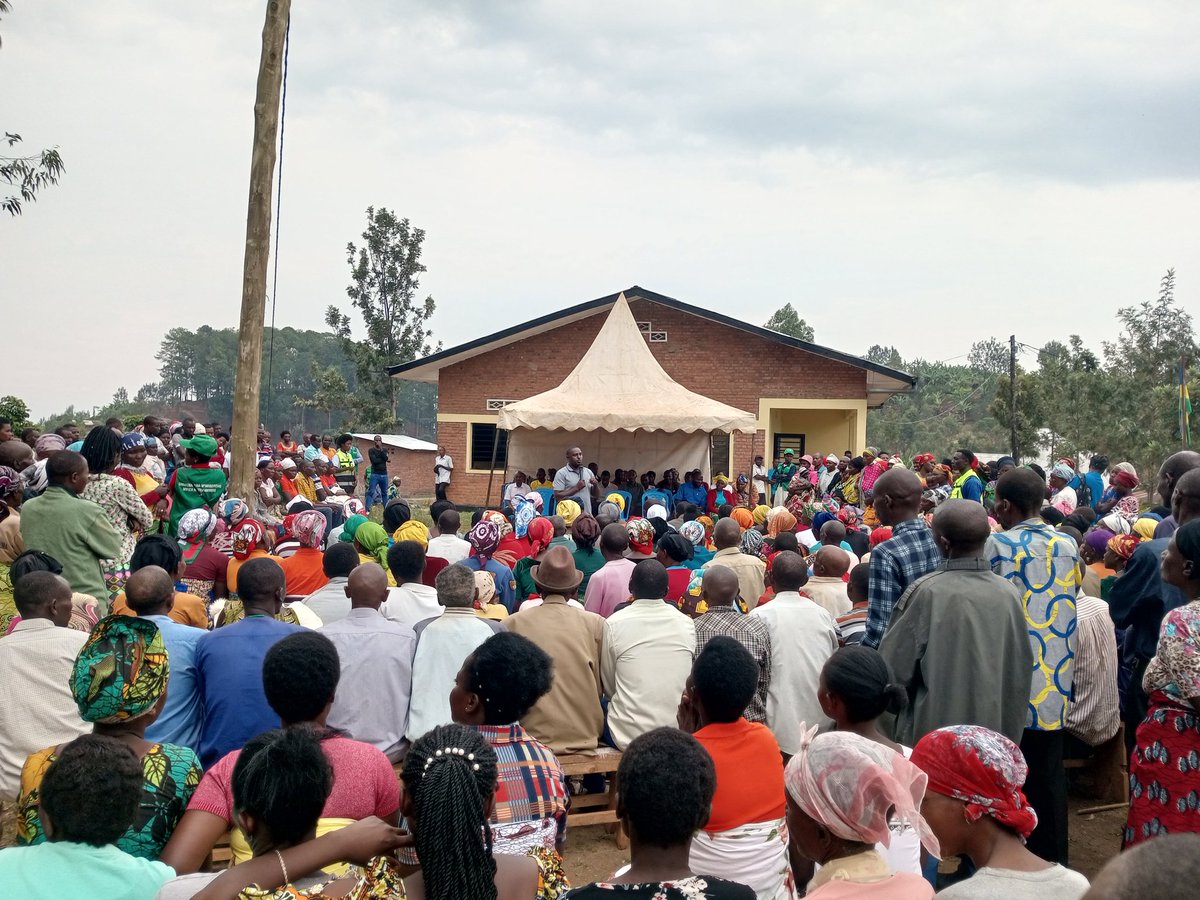 GITAMBI_YOUTH_1's tweet photo. Uyu munsi urubyiruko rw' abakorerabushake twifatanije n' abaturage mu nteko rusange, aho ubuyobozi bw' umurenge wa GITAMBI bwasuye abaturage mu gukemura ibibazo bi bangamiye batarinze gusiragira.
@RwandaLocalGov 
@Rwandapolice
@RusiziDistrict 
@YouthRusizi https://t.co/yekozeBRZ2