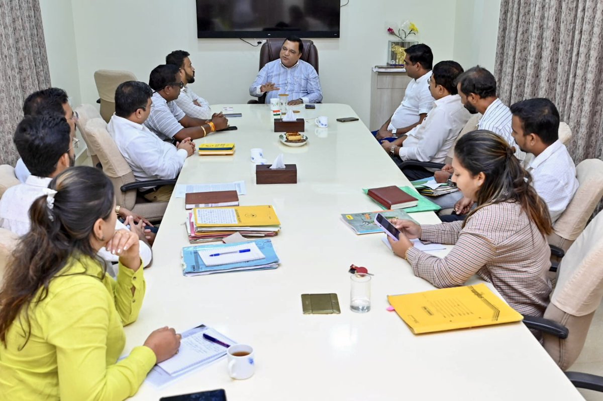 Held a follow-up meeting with Goa Housing Board Chairman Shri <a href="/JitArolkar/">Jit Arolkar</a> regarding the regularisation of 544 houses in New Vaddem.

In the presence of Housing Board officials, MMC Chief Officer, City Planner, and Engineer, we reviewed the progress and addressed key concerns to