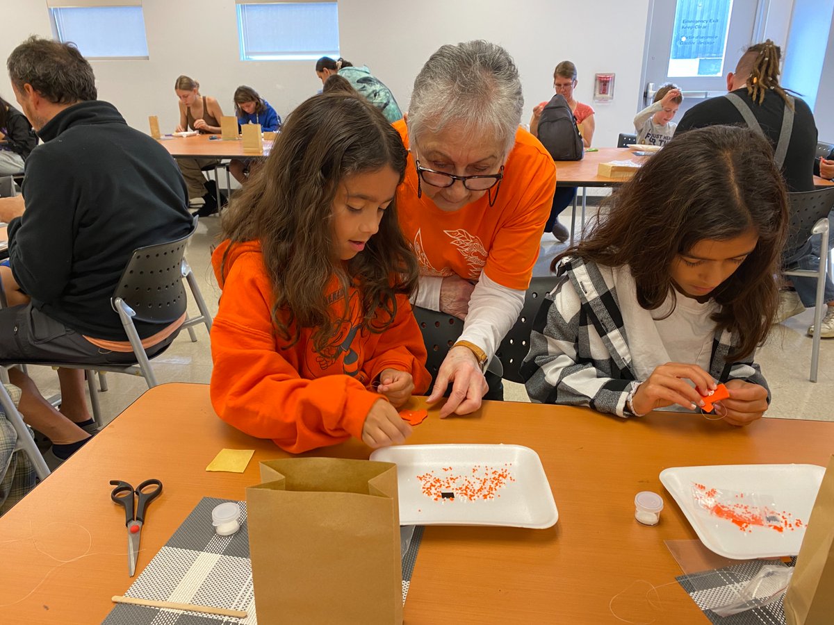 Le 27 septembre, participez à un atelier de perlage de chandail orange avec l'artiste ojibwée Kelly Nahwegahbow Marsolais..

Activité gratuite — inscription obligatoire.

Plus de détails 👉 ow.ly/4YRT50WN4Vc

#EveryChildMatters #OrangeShirtDay #OttawaEvent #MyOttawa