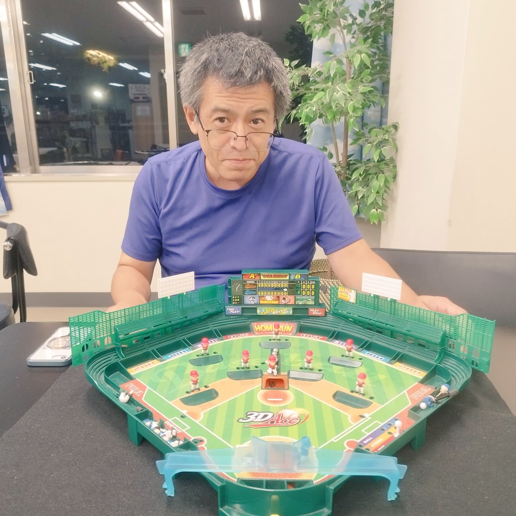 go_tin05's tweet photo. 名古屋でバネスト中野さんとボドゲカフェへ！
野球盤、すごい久しぶりに遊んだけど楽しかったー✨
白熱の試合も最終回にサヨナラホームランで完敗😭
普段遊ばないおもちゃ系のゲームで遊ぶと新たな発見があって良かった！ https://t.co/jmu92H0ZPZ