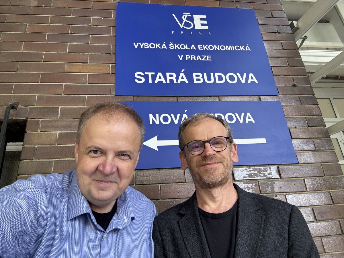 Tohle je Martin Dlouhý. Je to náš místní poslanec. Byl takovou mojí spojkou do parlamentu. Chodil jsem se k němu radit. Je profesorem na zdejší VŠE a v roce 2010 mě přijímal do TOP 09.
Na 14. místě pražské kandidátky SPOLU je jedním z lidí, které budu kroužkovat. Díky <a href="/M_M_Dlouhy/">Martin Dlouhý</a>