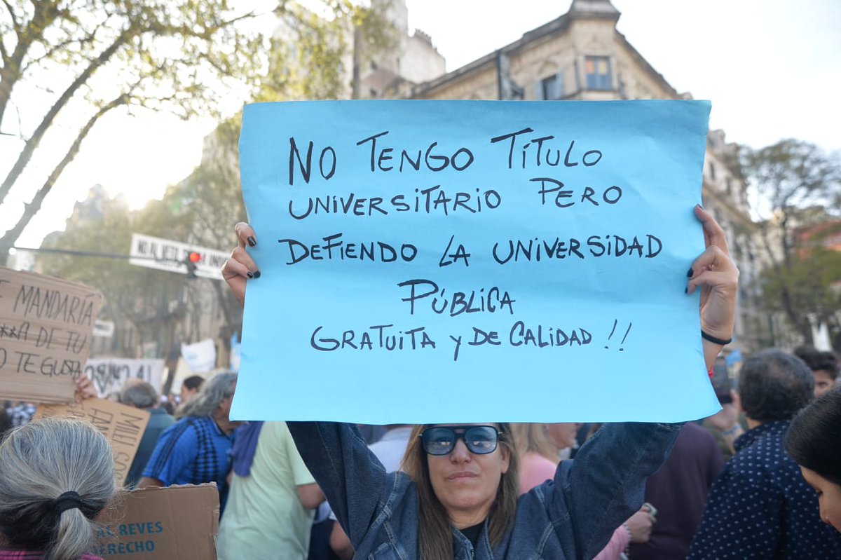 POSTALES DE UN DÍA FELIZ 🇦🇷😀

Con familia, amigos, compañeras y compañeros, compartimos la alegría de ver a la Argentina unida en defensa de algo tan valioso como la salud pediátrica y la universidad pública.