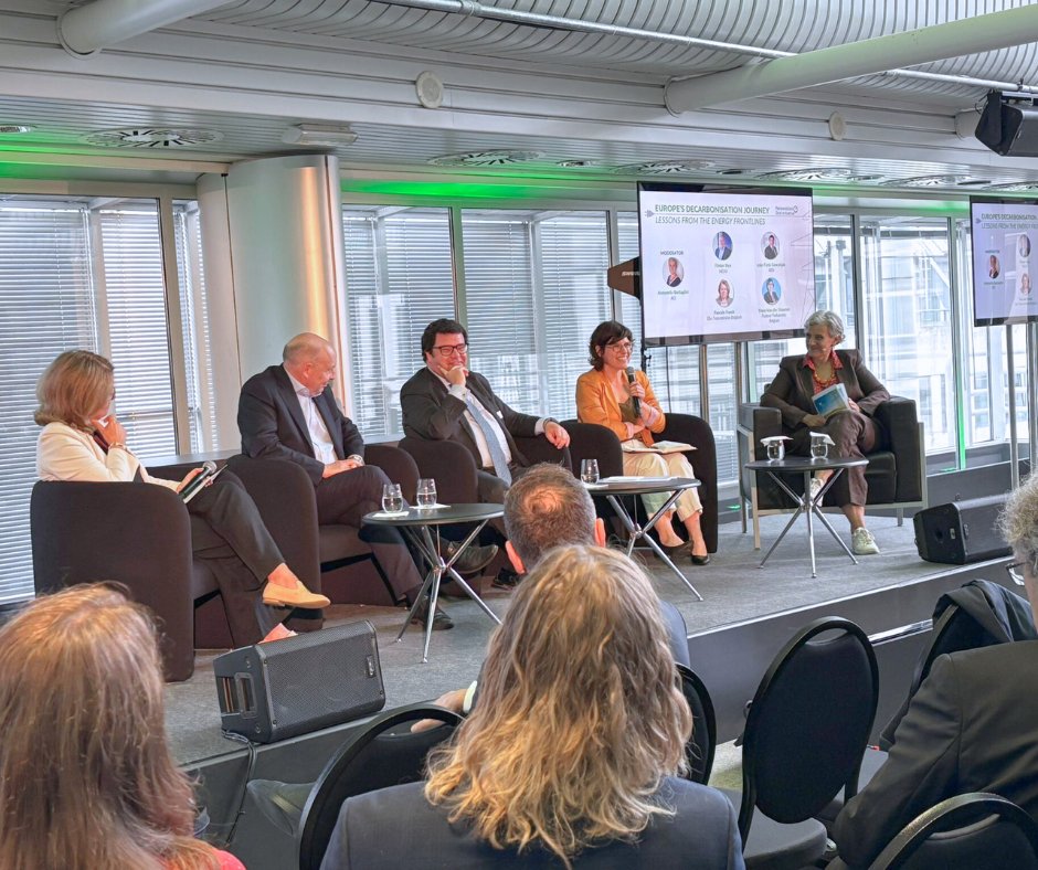 REN_PT's tweet image. João Conceição participou na conferência #TheBigSwitch, da @RenewablesGrid.

O COO da REN destacou que a flexibilidade é essencial para integrar #renováveis na rede🇪🇺 e atingir a #descarbonização. 
E, apesar dos caminhos distintos, as lições são partilhadas por todos os países.