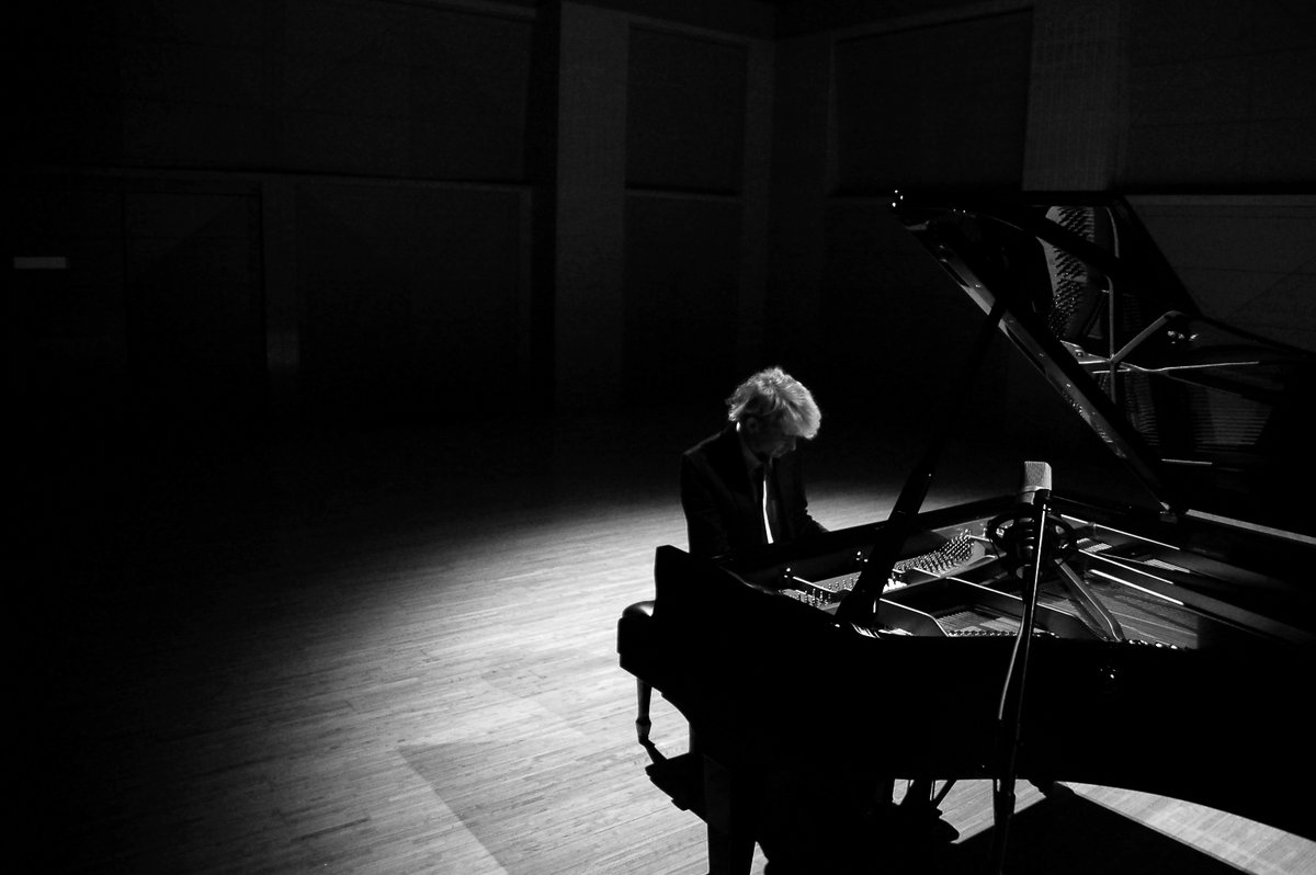 One month anniversary of a member of Anoice, Takahiro Kido's new solo album 'INSOMNIA'. It consists of modern classical songs featuring heavy and spectacular layered soundscapes and his piano. For all those who lost the boundary between reality and dream.
linkco.re/nyZyBep8