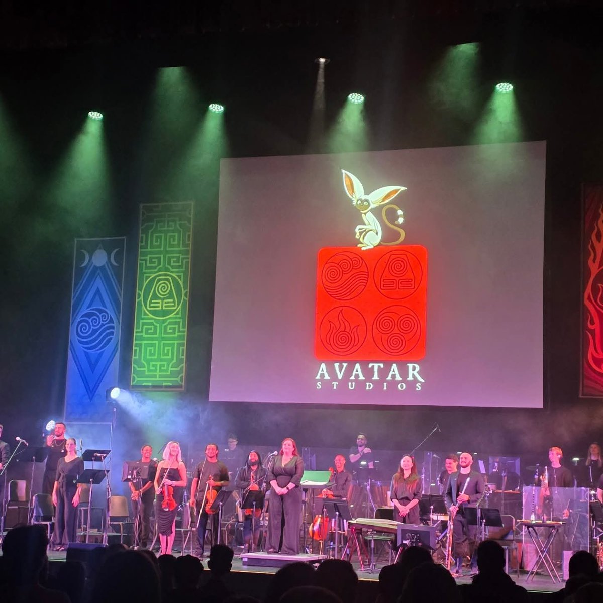 Estuve en el Concierto de 20 Aniversario de Avatar: la Leyenda de Aang y ha sido una de las experiencias más emotivas de toda mi vida.

Supieron llevar magistralmente las canciones con las escenas y el publicó,  de hecho en una parte te hacen sentir como el publico de la obra de