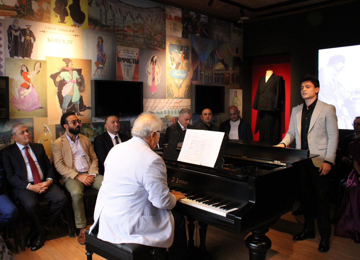 #Şuşa şəhərində böyük bəstəkar, şərqdə ilk operanın banisi, dahi Üzeyir Hacıbəylinin 140 illik yubileyi münasibətilə bir sıra silsilə tədbirlər keçirildi. Tədbirlərdə  Şuşa şəhər rəhbərliyi, 🇦🇿 mədəniyyətinin tanınmış simaları və şəhər sakinləri və digər şəxslər iştirak ediblər.