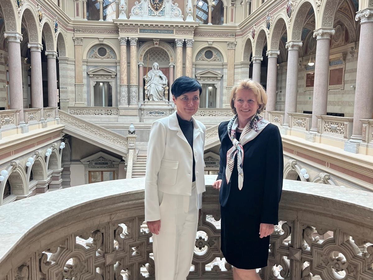 Dvě dámy v čele veřejné žaloby dvou sousedních zemí při prvním společném jednání 🇨🇿🇦🇹 Ve Vídni se setkaly česká nejvyšší státní zástupkyně Lenka Bradáčová a rakouská generální prokurátorka při Nejvyšším soudu Margit Wachberger. O další partnerské spolupráci obou států jednaly