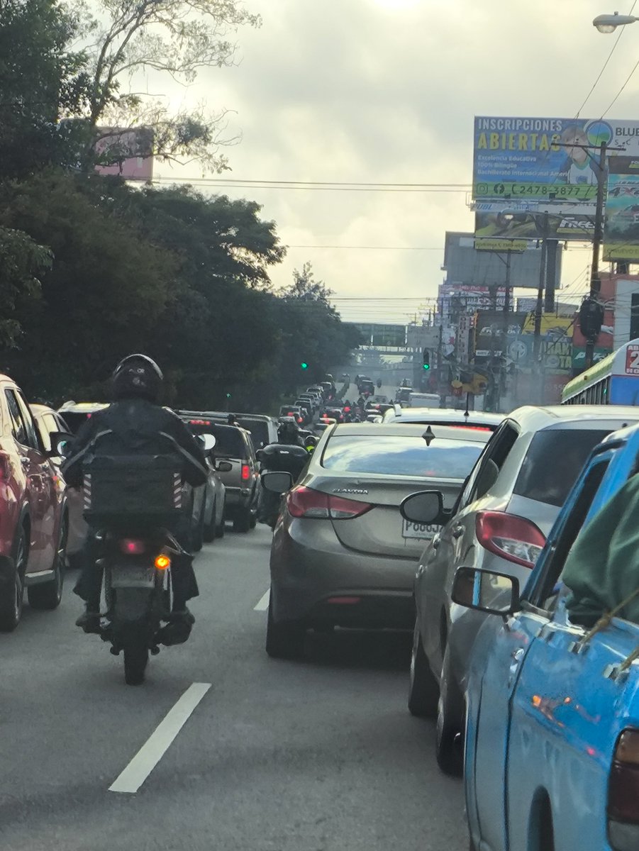 chepeGSR's tweet photo. Sera posible que a ninguno de esos ineptos de @muniguate se le haya ocurrido que la razon del tráfico en la roosevelt es la forma de integrarse a su carril reversible. @odioae https://t.co/AQeifwoG7u