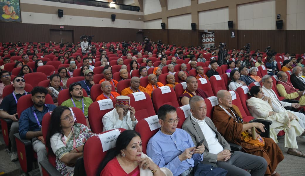 धर्म और धम्म -भारतभूमि की विश्व को अद्वितीय देन है
आज अहमदाबाद में 9वीं अंतरराष्ट्रीय धर्म-धम्म सम्मेलन में सहभागिता की। जो मैं अपने लिए चाहता हूँ, वही दूसरों के लिए करूँ - यही सच्चा धर्म है। जिससे व्यवस्था और संसार टिके, वही धर्म है।