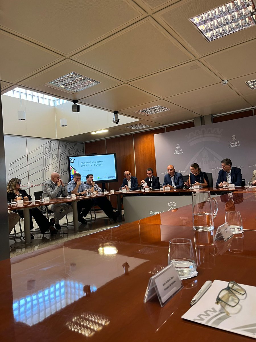 FEH IBIZA FORMENTERA (@fehif) on Twitter photo Hoy hemos participado en la Mesa del Intrusismo del <a href="/Consell_Eivissa/">Consell d'Eivissa</a>.
✅ Eliminación del 100 % de los establecimientos sin licencia turística.
Avanzamos hacia un turismo más justo, reglado y sostenible.
#Ibiza #TurismoReglado #Hotelería Hoy hemos participado en la Mesa del Intrusismo del <a href="/Consell_Eivissa/">Consell d'Eivissa</a>.
✅ Eliminación del 100 % de los establecimientos sin licencia turística.
Avanzamos hacia un turismo más justo, reglado y sostenible.
#Ibiza #TurismoReglado #Hotelería