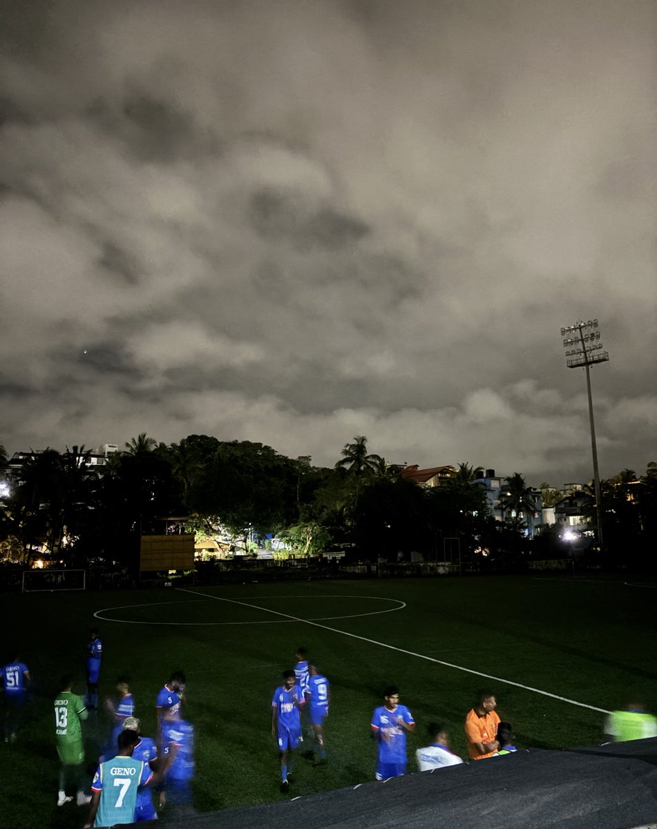 SahilGawas17's tweet photo. @GenoFootball vs @demposcofficial
Play has stopped due to bad lights,
Its Goa professional league but unprofessional management.
@GoaFAOfficial
#GenoFC #DempoFC #GFA https://t.co/qIdamSbYOO