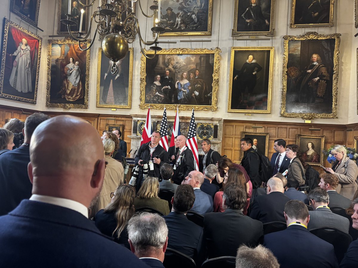 danriversitv's tweet image. In the splendour of Chequers….the world’s press wait for POTUS and PM Starmer.