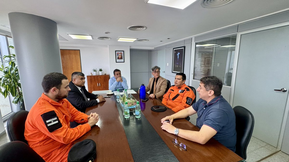 herrerayflia's tweet photo. De Interés Provincial
Junto al Dr. Martín Cesino @JCesino recibimos a las autoridades de la Brigada de Rescate en Emergencias Médicas, Seguridad Integral y Formación Institucional (BREMSIFI):
👨🏻‍⚕️ Hugo Sergio Vargas – Presidente
🚒 Rogelio Edgardo Gómez – Comandante
🚑 Diego Orlando Rodríguez – Subcomandante
🩺 Nicandro Esteban Kolmair – 1er Respondiente
La Cámara de Representantes declaró de Interés Provincial las actividades que llevan adelante en distintas localidades de Misiones.