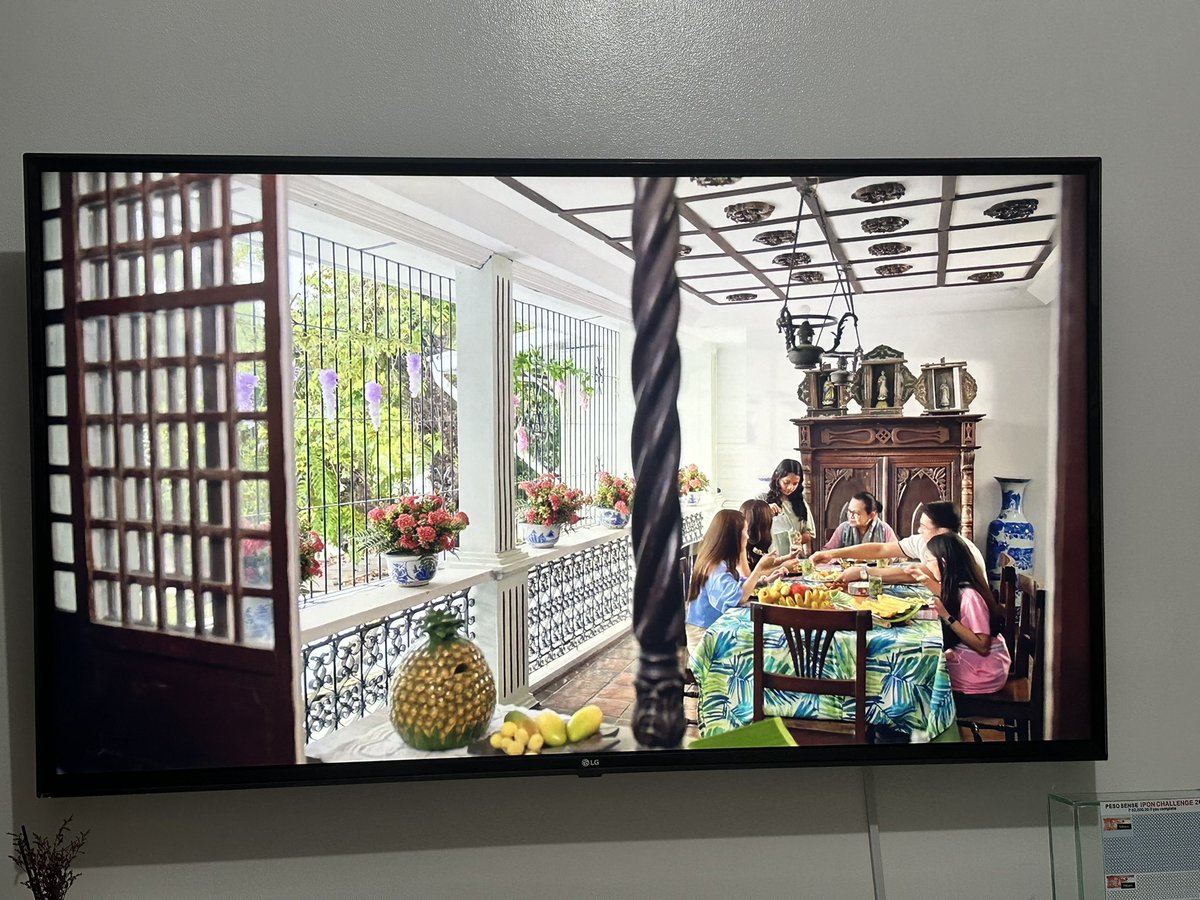 ganito din naabutan ko pa ang malalaking bintana na kasya ang mananangal kahit buong pakpak pa nito na makapasok kung walang bakal haha!

IKATLONG KABANATA LIGAW TINGIN 
#ILYSENTLigawTingin