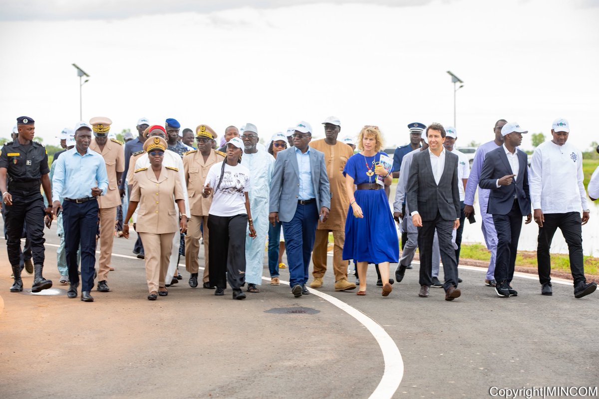 mincom_sn's tweet image. #MINCOM| Le Ministre de l’Industrie et du Commerce reçoit les clés du parc agro-industriel dans le cadre du Projet Agropole Centre des mains de l’Ambassadeur du Royaume de Belgique à Dakar.