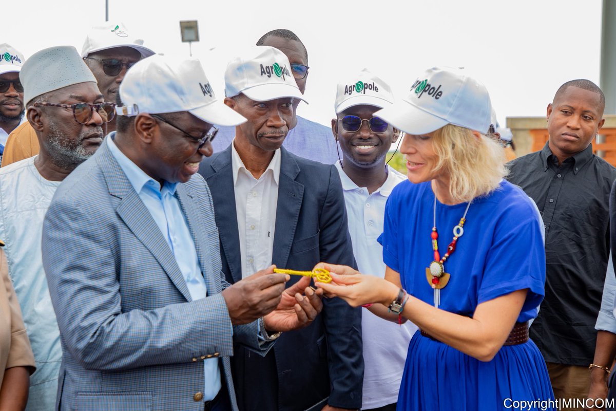 mincom_sn's tweet image. #MINCOM| Le Ministre de l’Industrie et du Commerce reçoit les clés du parc agro-industriel dans le cadre du Projet Agropole Centre des mains de l’Ambassadeur du Royaume de Belgique à Dakar.