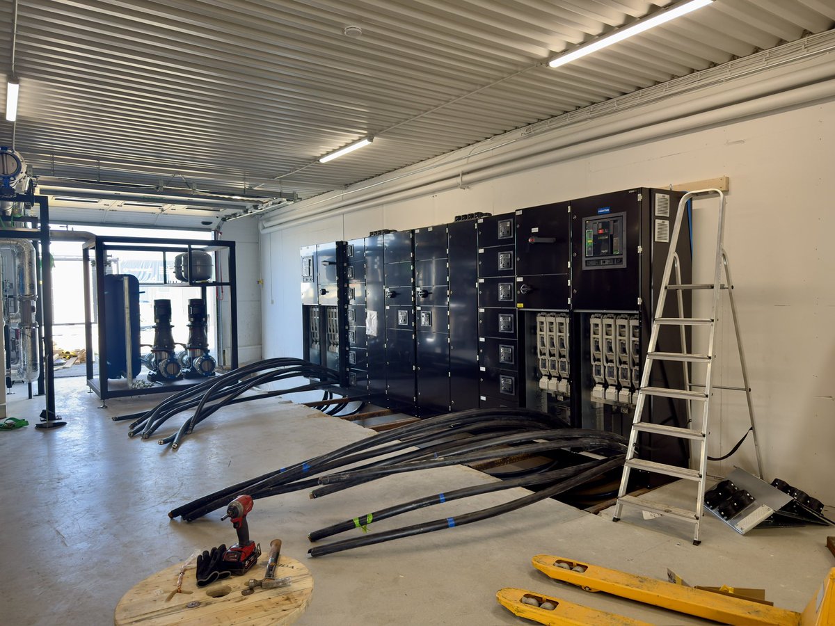MinersLoop's tweet photo. Switchgears are in their places. Next, connect the supply cables from the transformer. https://t.co/qI2L5Mz1pc