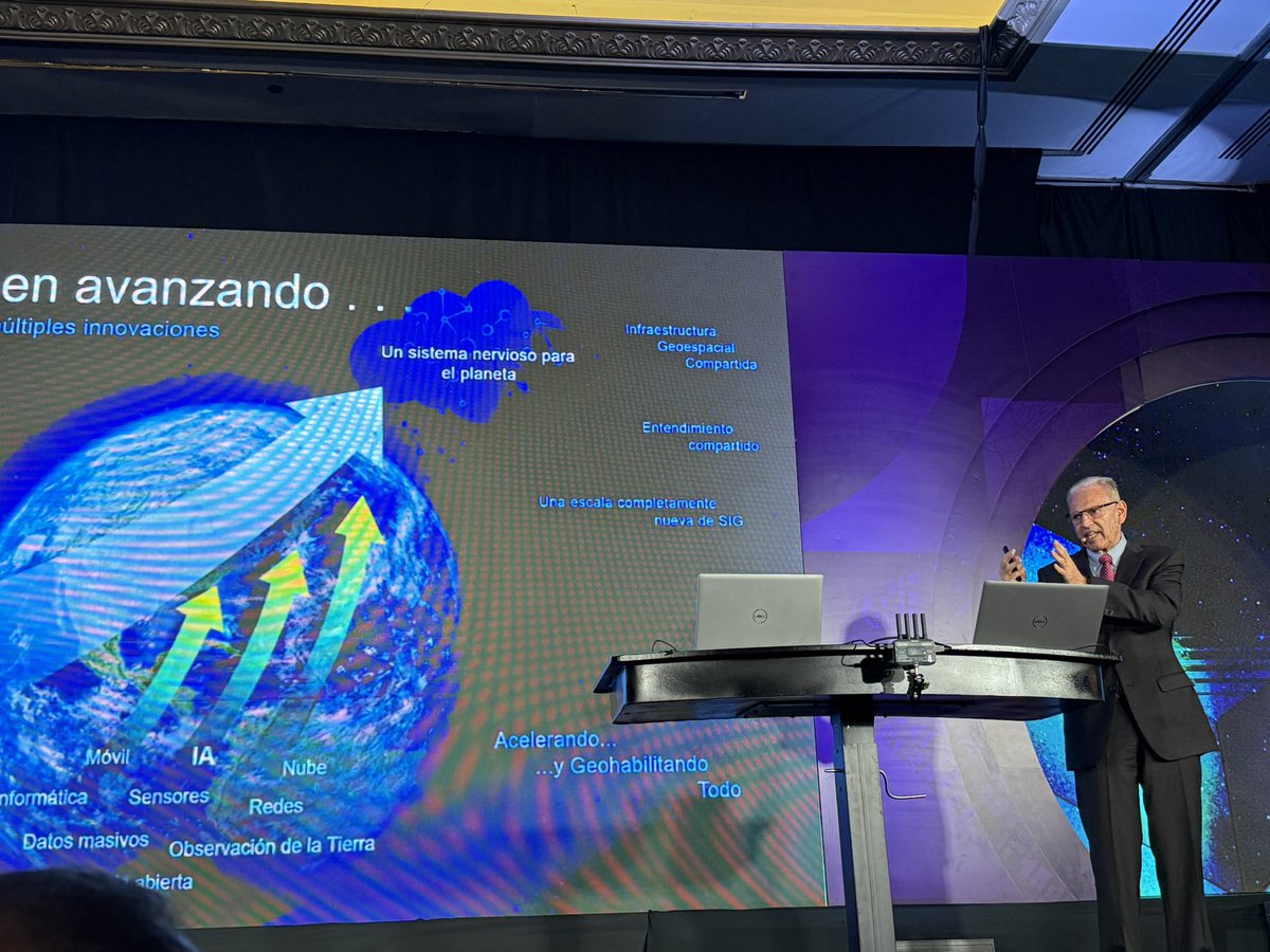 Comenzando la plenaria en la #CUE 2025 de <a href="/EsriEcu/">Esri Ecuador</a> con palabras de Dean Angelides, director corporativo de <a href="/Esri/">Esri</a> international. “Pequeños actos multiplicados por millones de personas pueden cambiar el mundo” (H. Zinn) <a href="/UnigisALatina/">UNIGIS América Latina</a> <a href="/USFQ_COCIBA/">USFQ COCIBA</a>