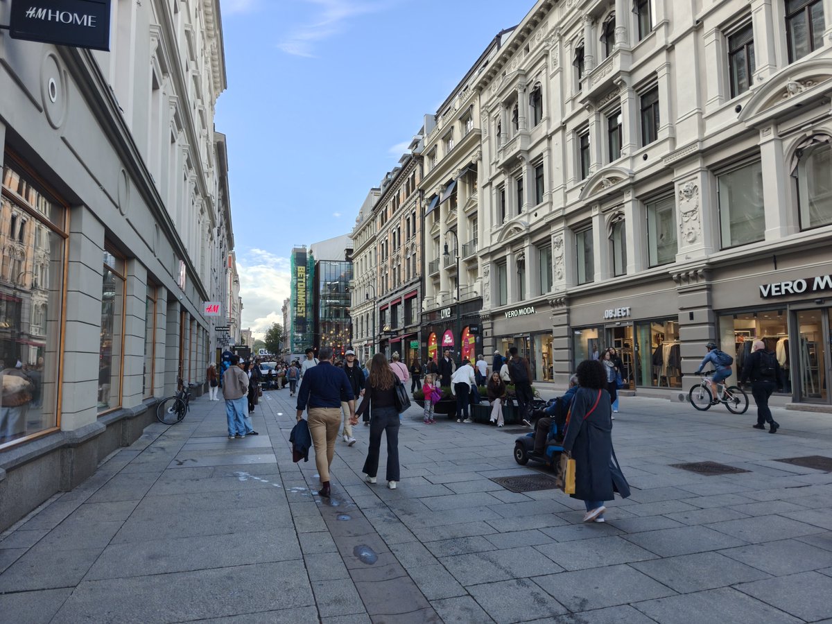 seeingmole's tweet image. Da er jeg tilbake her igjen da.
Karl Johans Gate, walking street in Oslo center.