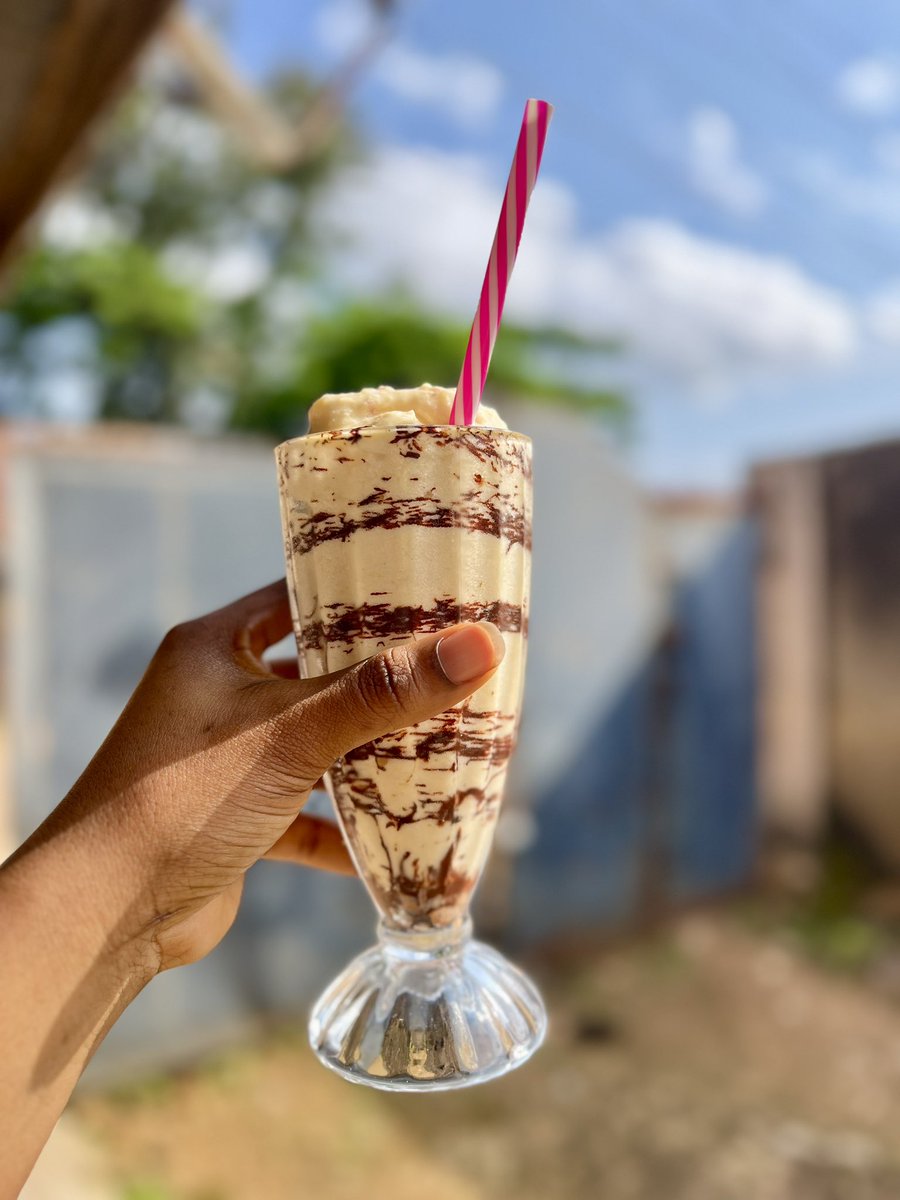 Juliyahidris's tweet photo. Perfect drink for a sunny day ☺️

Content 
* Pineapple
* Apple 
* Banana 
* Evaporated milk 
and dark chocolate for garnishing https://t.co/MpZZ1GjXrE