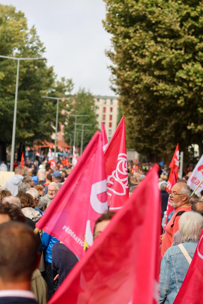 ps_slr's tweet photo. 🌹📢 Ce jeudi matin, les militants socialistes étaient rassemblés avec les organisations syndicales pour faire part de leurs préoccupations sur le monde du travail et demander plus de justice sociale et fiscale.

📸 : Antoine Potor / Quentin Thirot / Romain Chéron https://t.co/SU5oLC8A6t