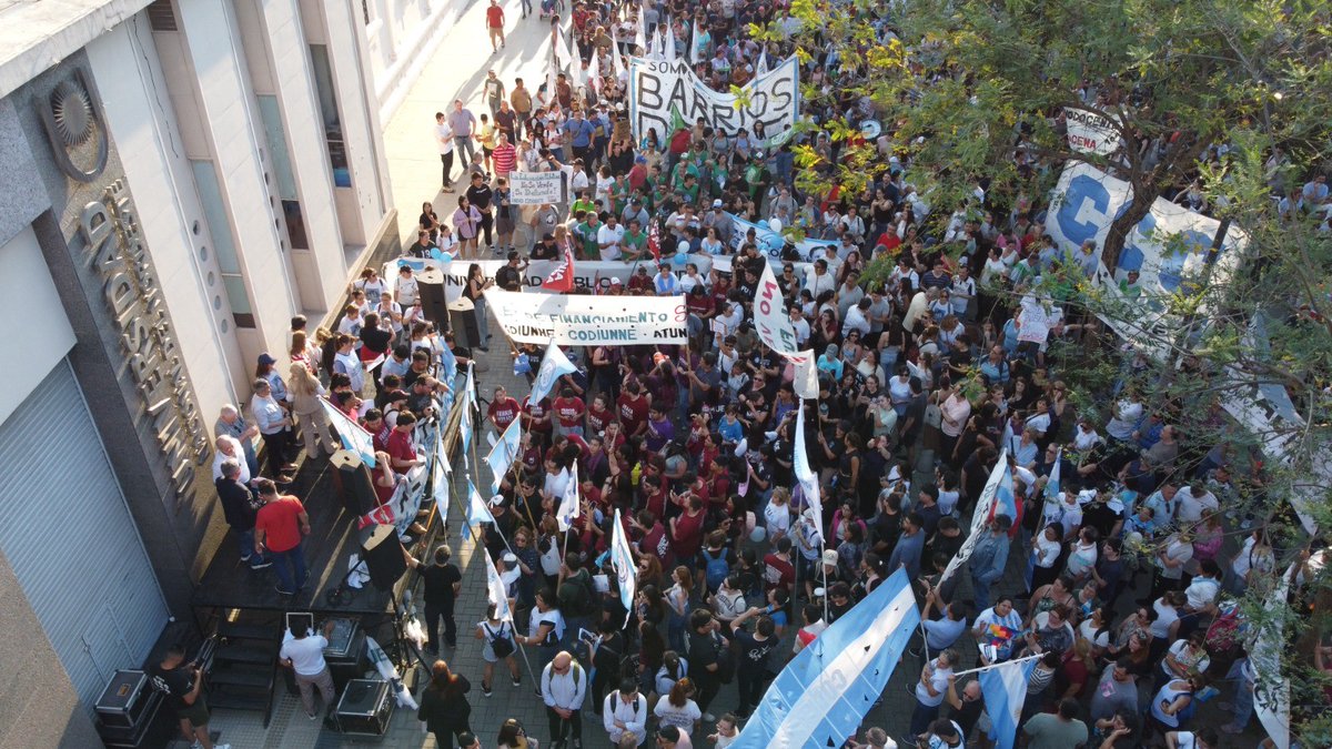 En Corrientes marchamos con orgullo para defender la #UniversidadPública . 🇦🇷
Es el lugar donde las futuras generaciones pueden cumplir sus sueños y donde la Argentina se proyecta hacia el futuro.

La educación no se negocia.
Más detalles 👉 acortar.link/abzvPE